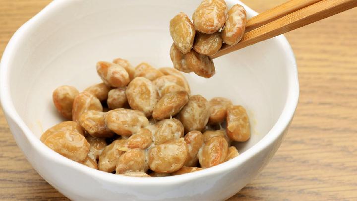 养生食谱之利湿美白的薏米牛奶粥做法推荐
