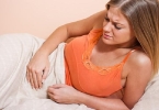 女性宫颈糜烂与性生活有关吗？女性宫颈糜烂应该如何治疗？