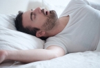 睡觉穿衣服还是裸睡好？对男人来说，裸睡可能更有好处