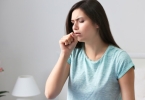 婴儿黄疸高会出现什么症状？如何治疗婴儿黄疸？