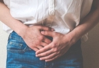 女生下面长了个像痘痘一样的东西 又痛又痒怎么回事