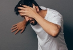 胸部骨头手一按就疼是怎么回事