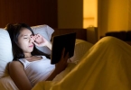 眼睑出现白色的原因是什么？