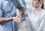 女性右手中指关节疼痛的征兆是什么？