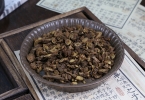 猛撞18黄芩片的功效与作用及食用方法有哪些？（饭前饭后服用对比与建议）