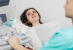 女孩脸上起痘痘怎么办？教你有效应对