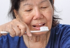 刷牙可能影响寿命！医生再三提醒：55岁以后，牢记刷牙“3不要”