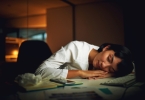 梦见和一个女的一起被追杀，这梦预示着什么？