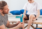 4个月宝宝一激动手抖腿绷直正常吗