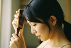 洗头发时掉很多头发怎么解决女生