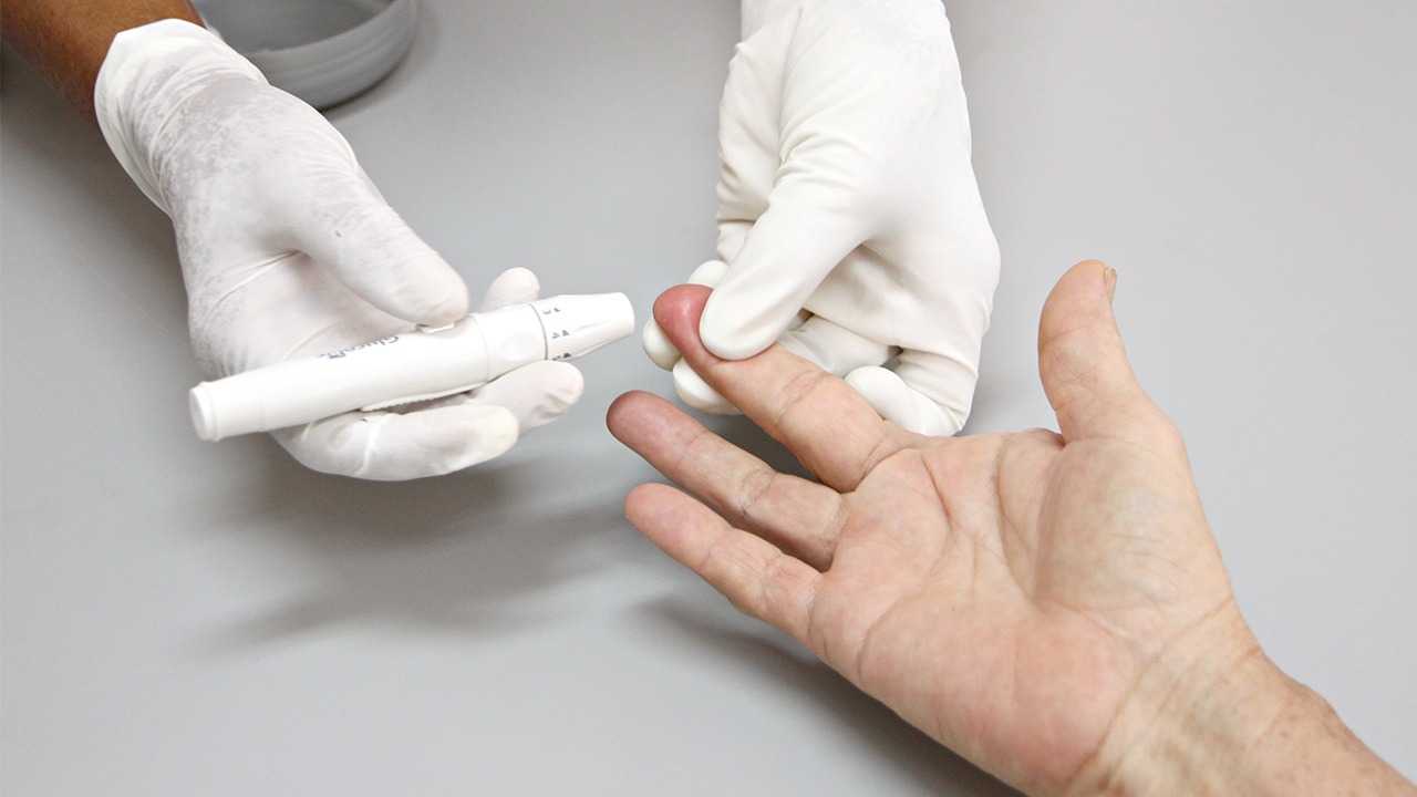 邻居王叔每天吃花生，半年后医生惊叹：这4个指标比年轻人还好