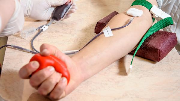 颠覆认知！研究发现：适量喝酒不仅改善血脂水平，还能防痴呆？