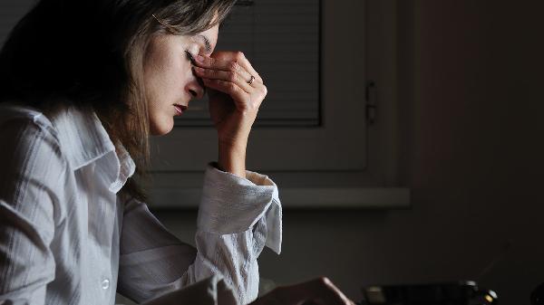 熬夜觉得胸闷气短的原因