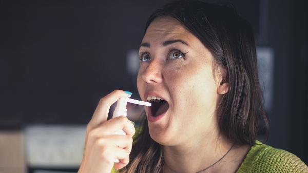 女人口臭舌苔重什么原因