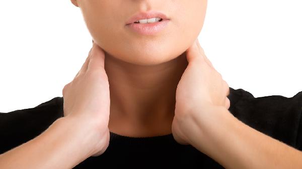 喉咙左侧痒的难受为什么