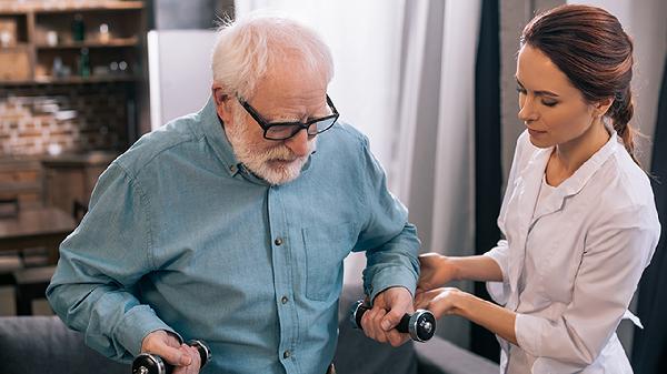 早睡早起并不适合所有人？医生建议：中老年人，睡眠需注意这些