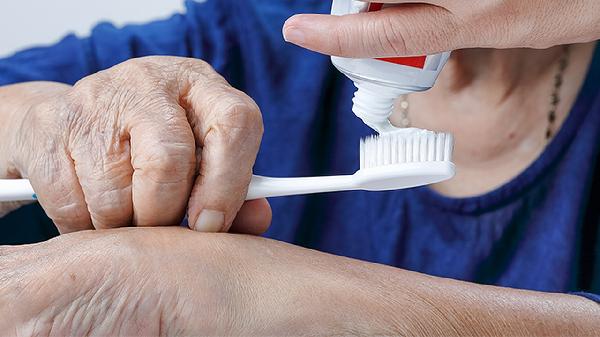 立刻停用这种牙膏，用得越久，牙龈或越萎缩？医生告诉你真相