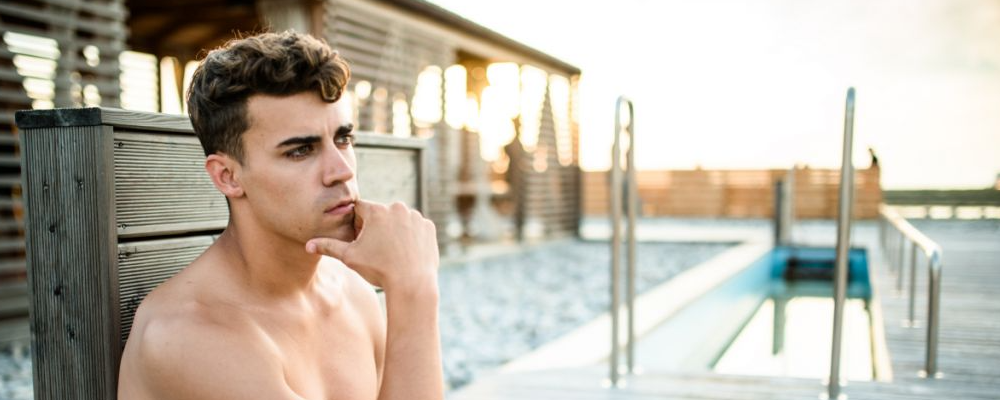 两个男生做下肢运动小腹变大是怎么回事？是脂肪堆积还是腹肌未显现