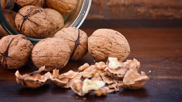 核桃再次受到关注！医生发现：糖尿病患者吃核桃时，7点要注意
