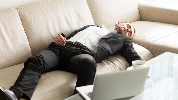 睡觉出现这5种迹象，寿命可能长不了！第3个太危险，千万别不当回事