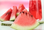 苹果、西瓜不要吃？医生劝告：上年纪，可要少碰苹果和西瓜