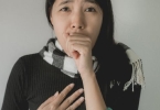 一咳嗽就想吐怎么回事