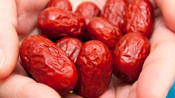 49岁女子查出高血糖，天天吃红枣，4个月后复诊，医生：你干了什么
