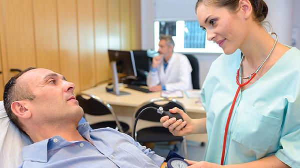 天气回暖，医生叮嘱高血压患者：宁愿打打麻将，也别轻易做这4事