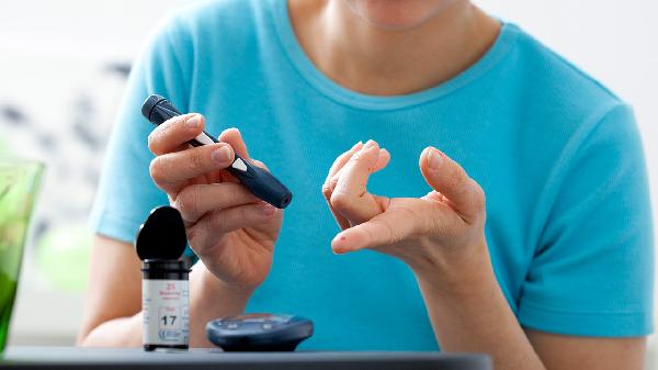 天气回暖，医生叮嘱糖尿病患者：宁愿打打麻将，也别轻易做这2件事