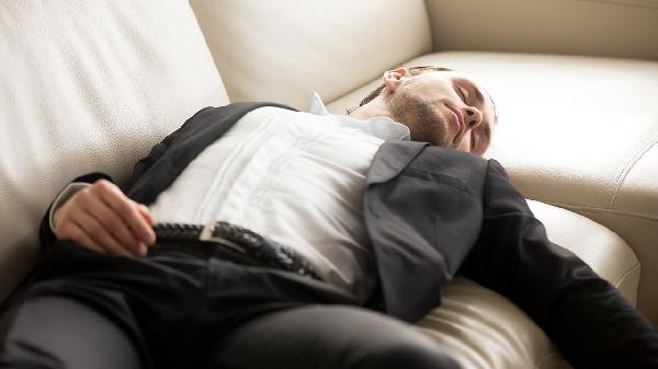 睡觉时耳朵里面像脉搏跳动一样响是什么原因