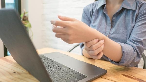 女性早上起床双手肿胀怎么回事