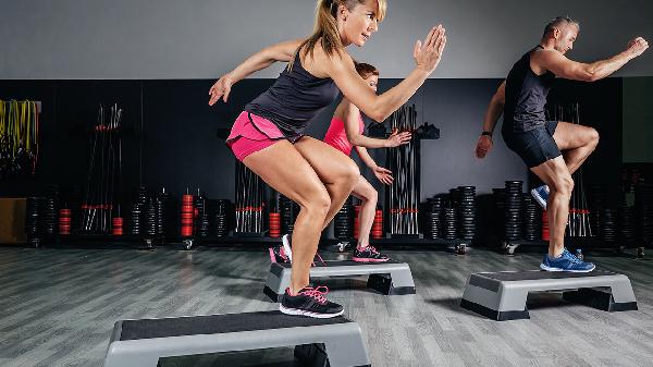 高血压还在做俯卧撑？医生怒斥：血压高别做这3类运动了