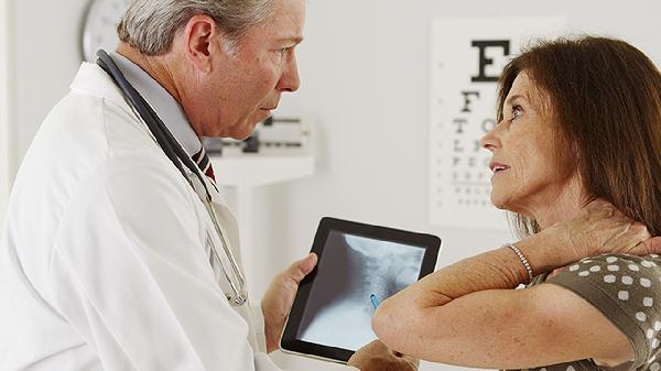 颈椎盘突出压迫神经引起肩痛手麻怎么治疗