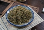 伸筋草煮水喝一天用多少克 分次饮用还是一次煎煮好