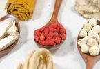 黑枸杞抗衰老、护眼，真的是老人必备良药？泡水还是直接吃最好？