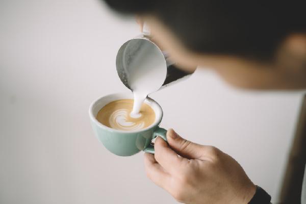 喝咖啡能养生？研究证实：长期喝咖啡的人肠道有益菌更多，患心血管病的风险更低