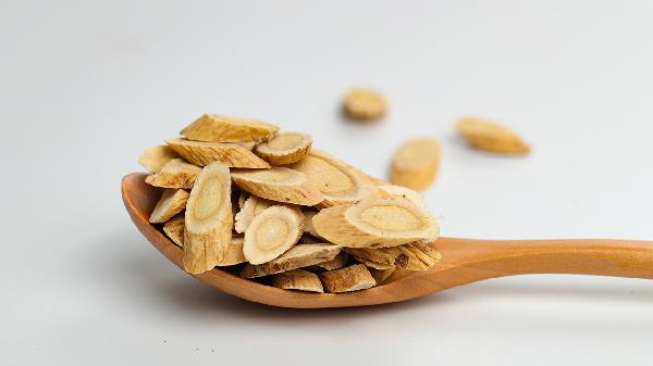 黄芪伤肝，黄芪泡水副作用多？医生提醒：真正伤肝的是这3类中药