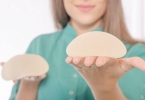 乳房一晃动就一颤一颤的怎么改善？胸特别大特别软很下垂怎么办