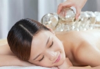女性腹部刺血拔罐