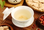 红花泡酒的功效与作用 泡酒容器材质玻璃陶瓷选择