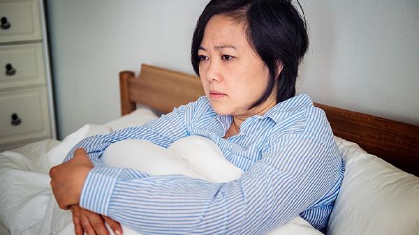 失眠人群有共性！医生揭秘：三个生活细节正在偷走你的睡眠