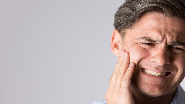 反复发烧、牙龈出血、身上有瘀斑，是上火还是白血病？医生：这3个表现同时出现立即查血常规