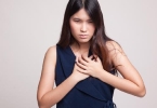“又不疼，应该没事吧？”医生摇头：乳腺癌就是靠这个骗人。洗澡时要注意这4个异常