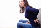 女性背后疼痛是什么疾病引起，怎么治